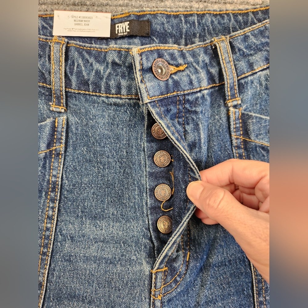 Frye Barrel Jeans Womens Sz 2 Button Fly 5-Pockets Dark/Medium Wash Outdoor NWT - Picture 5 of 16